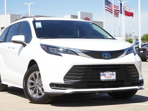 Used 2025 Toyota Sienna LE image 2