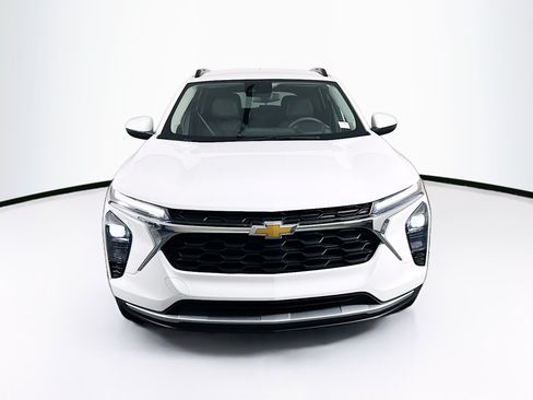 Used 2025 Chevrolet Trax LT FWD image 2