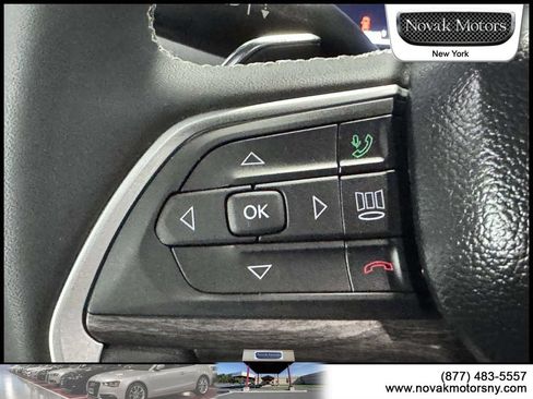 Used 2023 Jeep Grand Cherokee Limited w/ Black Appearance Package AWD/4WD image 18