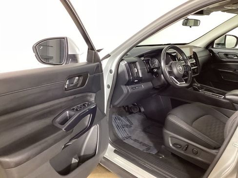 Used 2024 Nissan Pathfinder SV FWD image 9