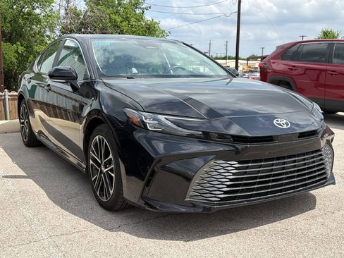 Used 2025 Toyota Camry XLE image 3