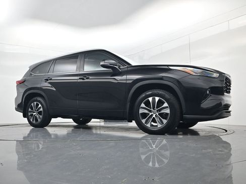 Used 2023 Toyota Highlander XLE AWD/4WD image 38