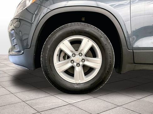 Used 2021 Chevrolet Trax LT w/ LT Convenience Package AWD/4WD image 9