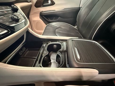 Used 2023 Chrysler Pacifica Limited image 40