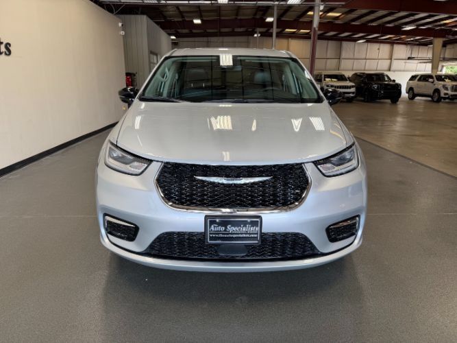 Used 2024 Chrysler Pacifica Touring-L FWD image 8