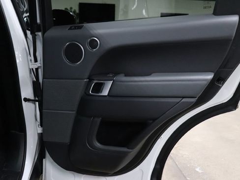 Used 2015 Land Rover Range Rover Sport SE image 18