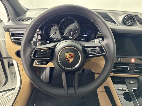 Certified 2025 Porsche Macan image 16