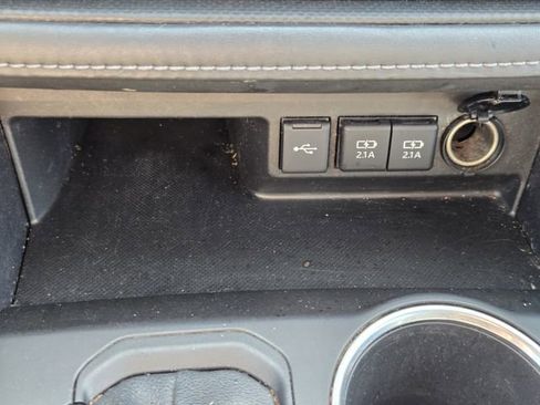 Used 2021 Toyota Highlander LE image 24