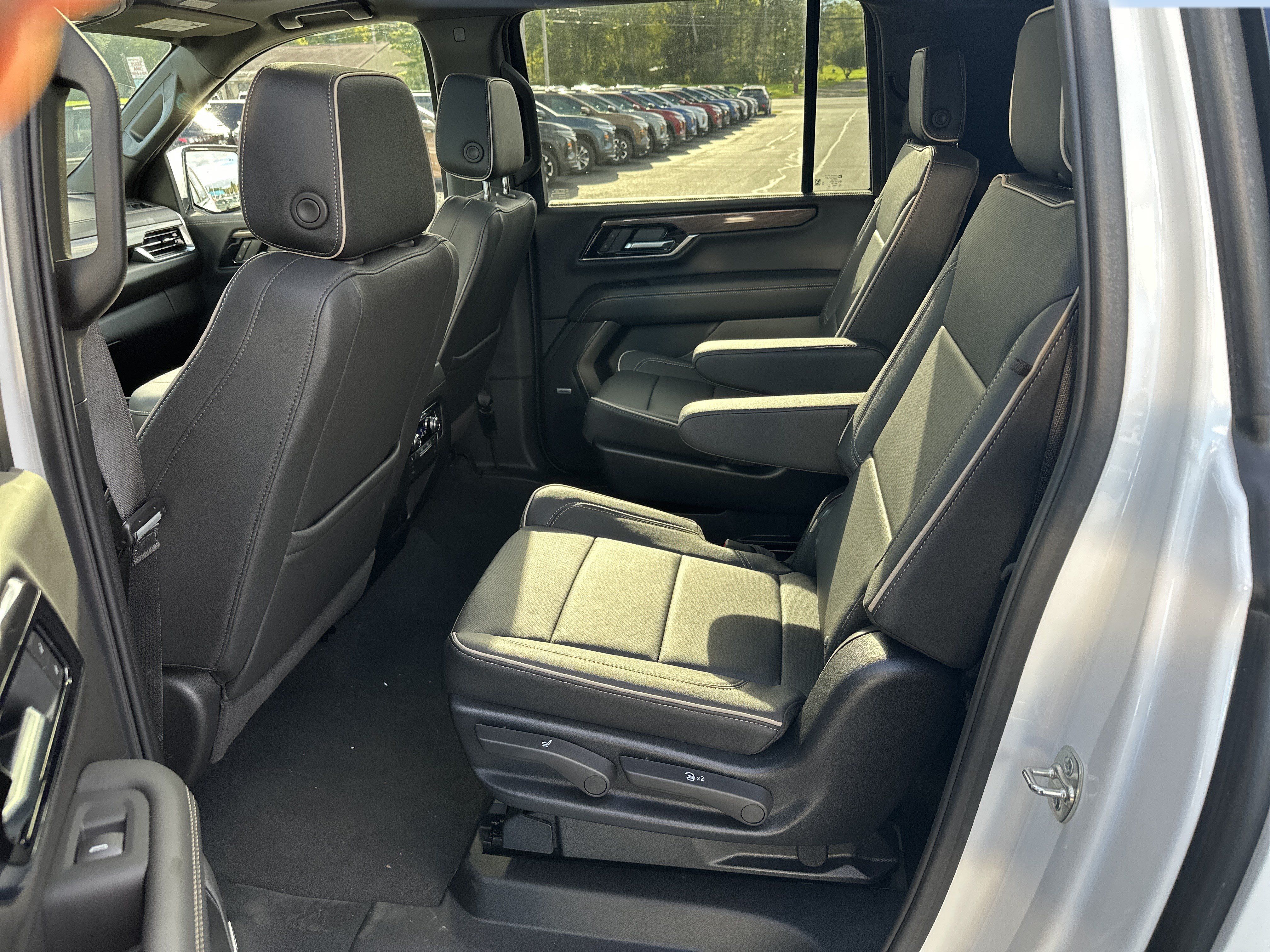 Certified 2025 GMC Yukon XL Elevation w/ LPO, Elevation Black Package AWD/4WD image 7