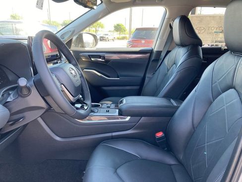 New 2026 Toyota Highlander Platinum image 10