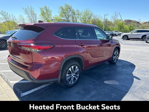 Used 2021 Toyota Highlander XLE AWD/4WD image 4