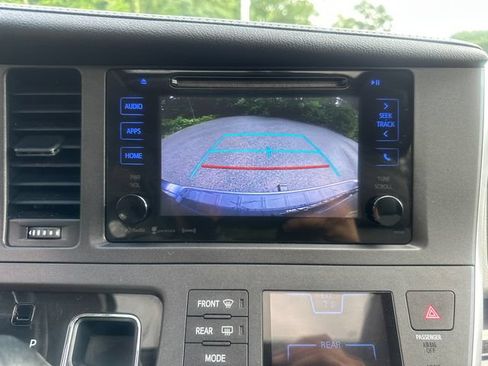 Certified 2017 Toyota Sienna XLE FWD image 40