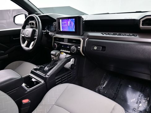 Used 2025 Toyota Tacoma SR5 AWD/4WD image 14