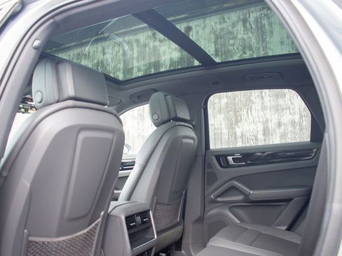 Used 2022 Porsche Cayenne AWD/4WD image 35