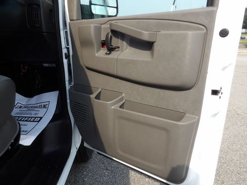 Used 2022 GMC Savana 2500 RWD image 32