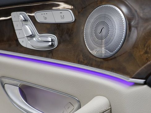 Used 2017 Mercedes-Benz E 300 4MATIC image 7