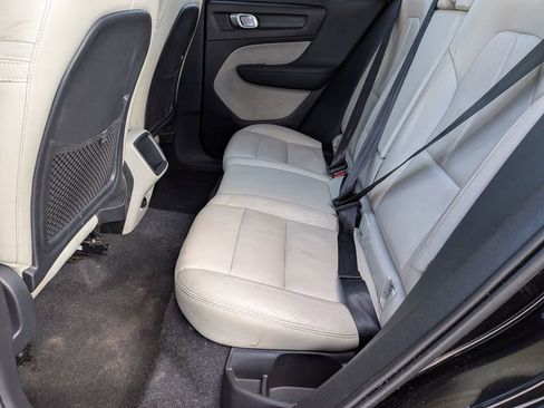 Used 2020 Volvo XC40 T4 Momentum image 24