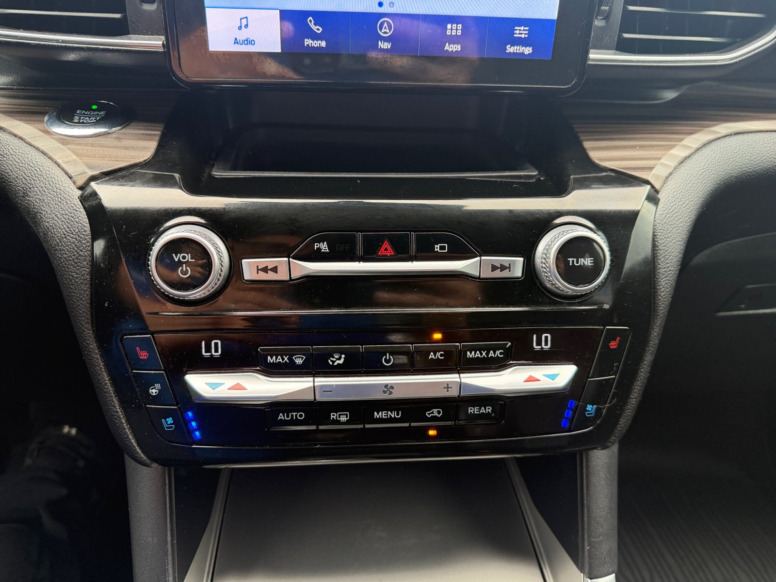 Used 2021 Ford Explorer Limited w/ Equipment Group 301A AWD/4WD image 24