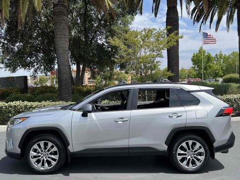 Used 2021 Toyota RAV4 Limited w/ Carpet Mat Package (TMS) image 22