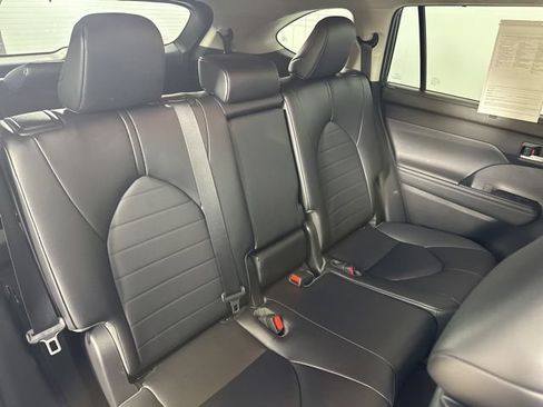 Used 2023 Toyota Highlander XLE AWD/4WD image 29