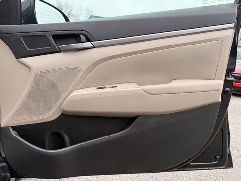 Used 2017 Hyundai Elantra SE image 30