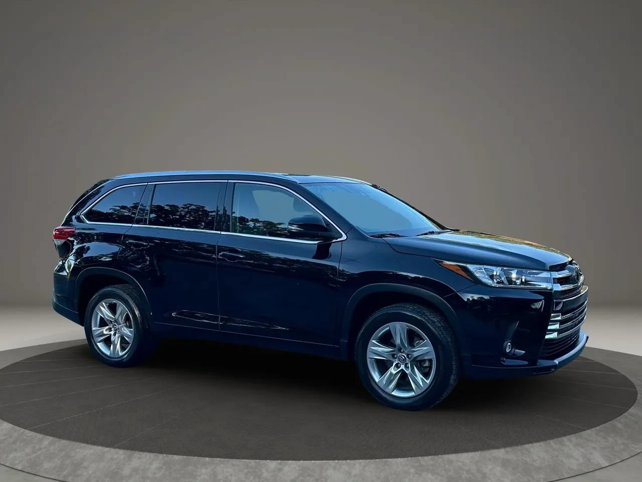 Used 2019 Toyota Highlander Limited FWD image 1