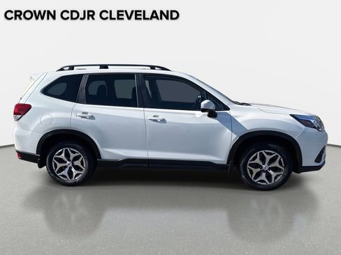 Used 2023 Subaru Forester Premium image 3