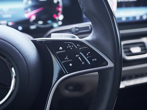 Used 2025 Mercedes-Benz GLS 580 4MATIC image 42