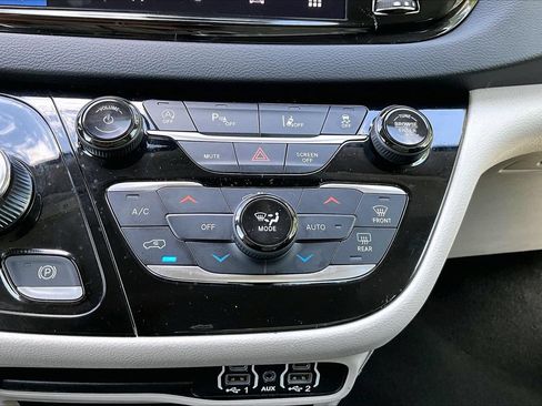 Certified 2023 Chrysler Pacifica Touring-L FWD image 17