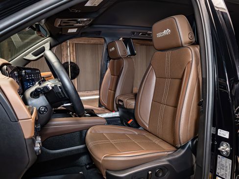 Used 2025 Chevrolet Suburban High Country image 19