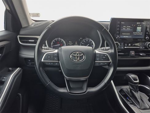 Used 2022 Toyota Highlander XLE image 11