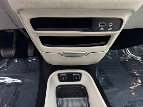 Used 2020 Chrysler Pacifica Limited FWD image 31