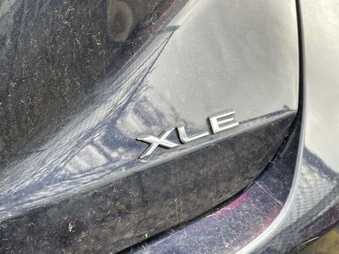 Used 2022 Toyota Avalon XLE w/ Moonroof Package image 9