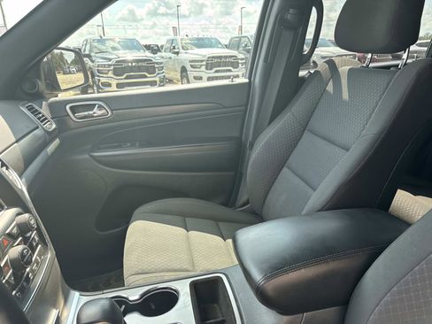 Used 2018 Jeep Grand Cherokee Laredo image 15
