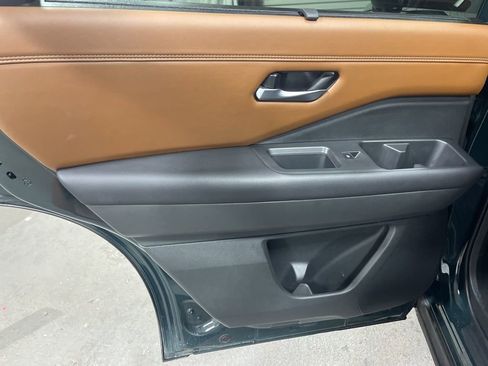 Used 2024 Nissan Pathfinder Platinum image 19