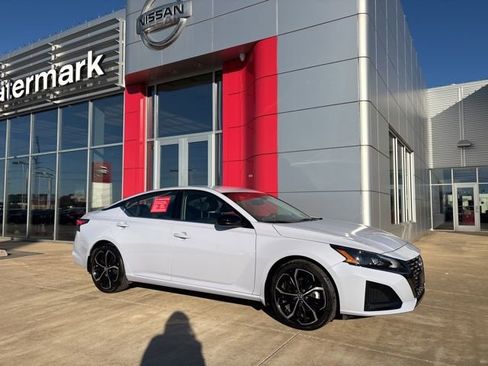 Certified 2024 Nissan Altima 2.5 SR image 1