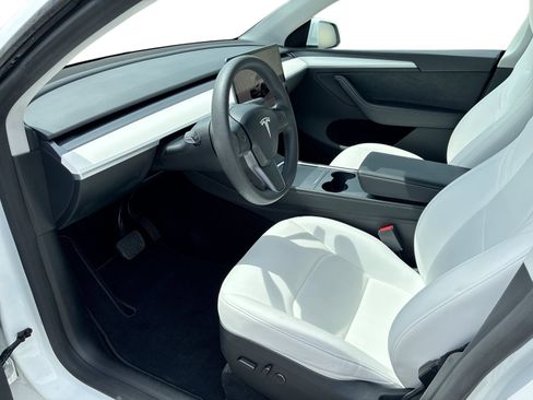 Certified 2023 Tesla Model Y Long Range AWD/4WD image 9