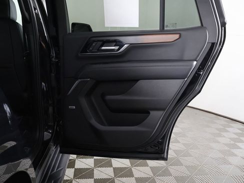 Used 2025 GMC Yukon Denali AWD/4WD image 32