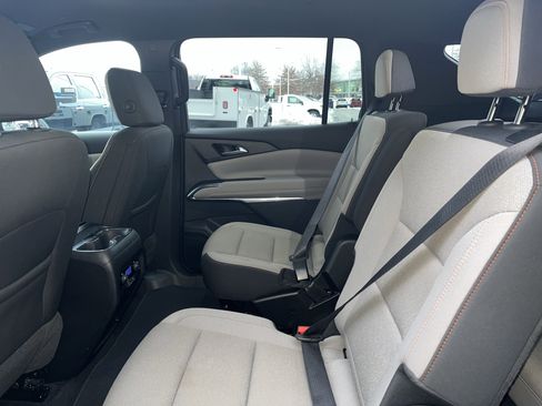 Used 2025 Chevrolet Traverse LT image 29
