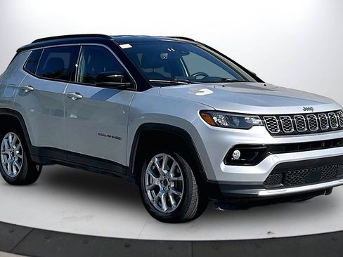 Used 2025 Jeep Compass Limited AWD/4WD image 2