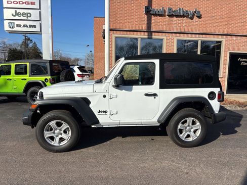 Used 2022 Jeep Wrangler Sport image 3