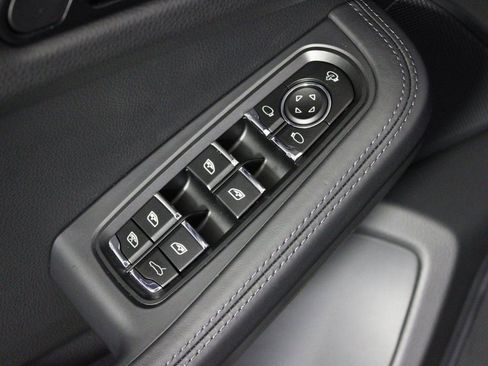 Certified 2026 Porsche Macan AWD/4WD image 16