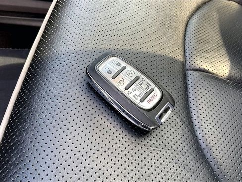 Used 2025 Chrysler Pacifica Limited FWD image 37