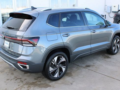 Certified 2025 Volkswagen Taos SE image 6
