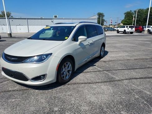 Used 2020 Chrysler Pacifica Touring-L FWD image 9