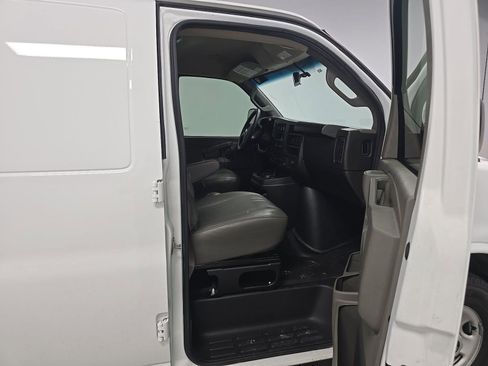 Used 2023 GMC Savana 2500 Extended RWD image 9