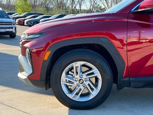 Certified 2025 Hyundai Tucson SE image 8