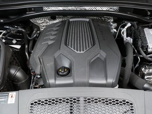 Certified 2025 Porsche Macan AWD image 35