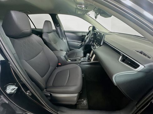 Used 2025 Toyota Corolla Cross LE image 31