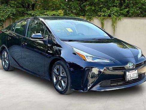 Used 2021 Toyota Prius XLE FWD image 1